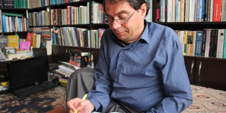 Engelleri yazdığı şiirlerle aşıyor