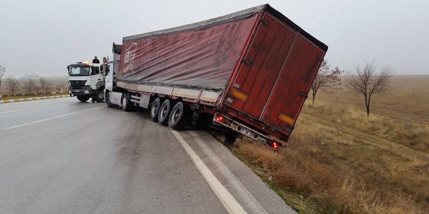  Tırın dorsesi şarampole devrilmekten son anda kurtarıldı 