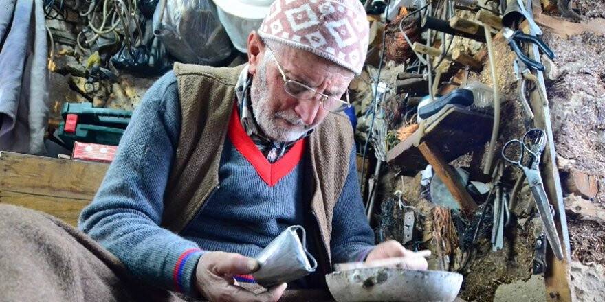 120 yıllık dededen kalma işyerinde 71 yıldır müzisyen kulağıyla üretim yapıyor