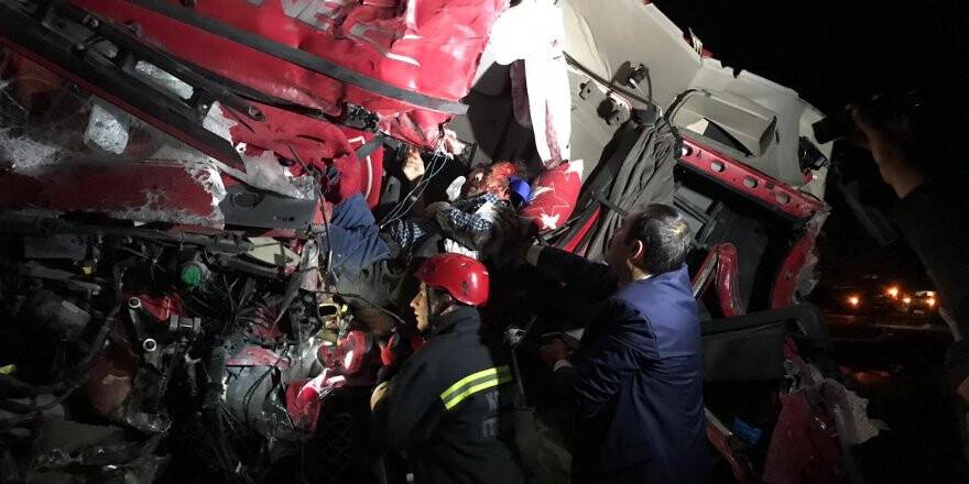 Kazada tırın kabinine sıkışan sürücü 40 dakikada kurtarılabildi