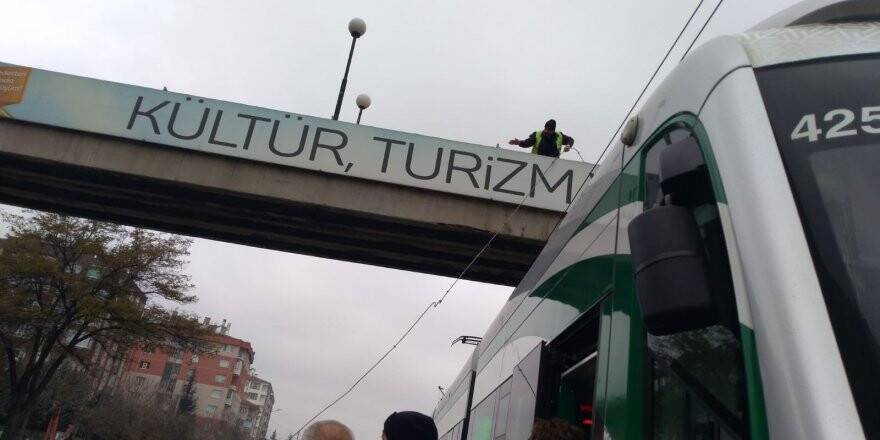 Tramvayın üstüne kablo düştü, seferler durdu