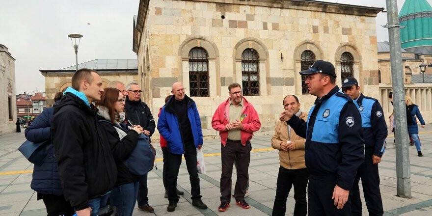 Büyükşehir Turizm Zabıtası ziyaretçilere rehberlik ediyor