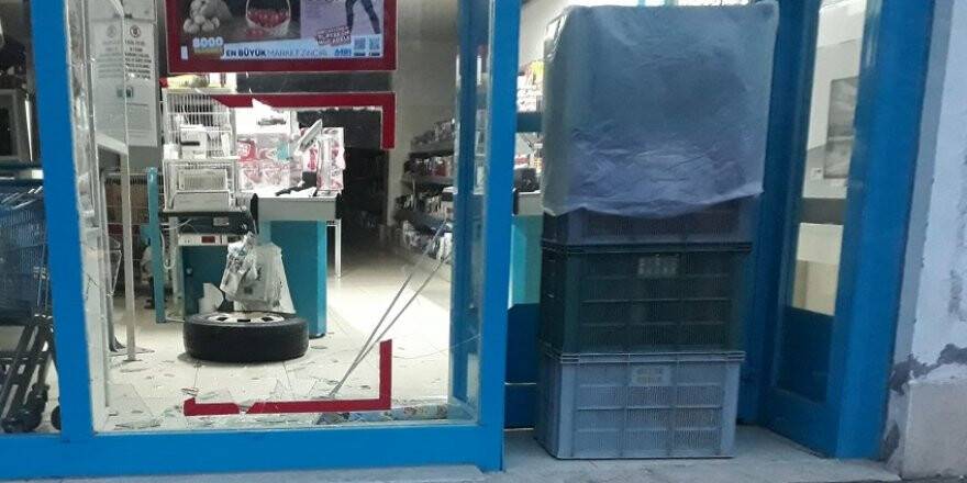 Servis minibüsünün virajı dönerken fırlayan tekeri markete girdi