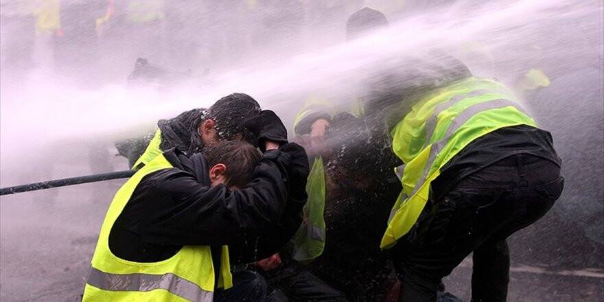 Fransa'da Hükümete 'Sarı Yelekliler'e İlişkin Gensoru Önergesi Hazırlığı