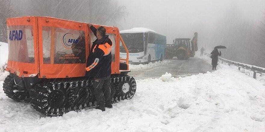 Kocaeli'de Karda Mahsur Kalan 2 Otobüsteki 75 Yolcu Kurtarıldı