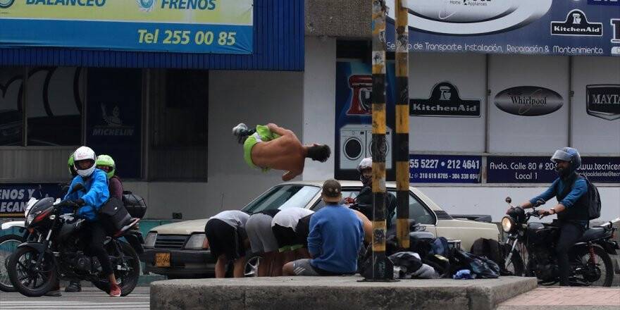 Hayatlarını Trafik Lambaları Önünde Akrobasi Yaparak Kazanıyorlar