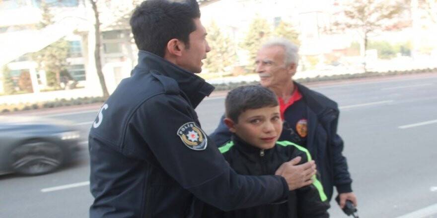Mahsur kaldığı asansörden kurtarılan çocuk polise ve itfaiyeye sarılıp gözyaşı döktü