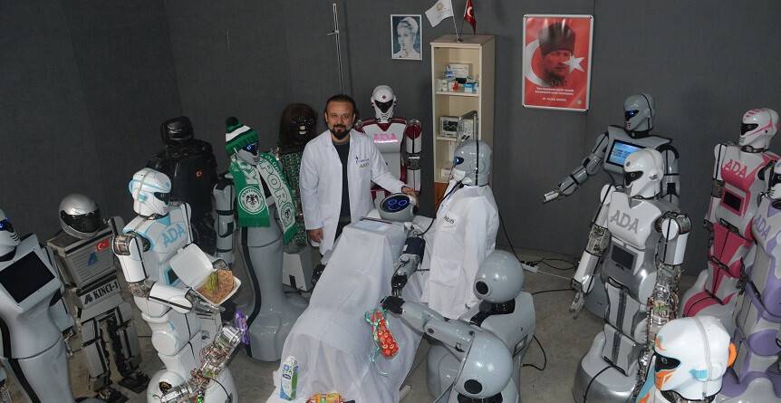 Sahneden düşerek parçalanan robot onarıldı
