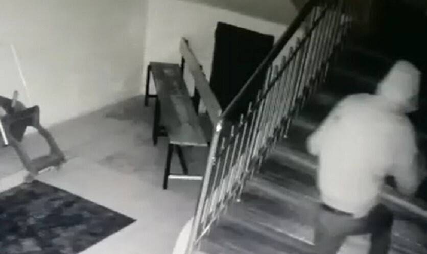 Okul sıralarının tahtalarını kırıp demirlerini çaldı