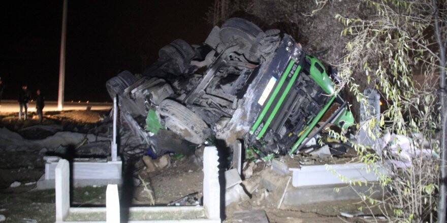 Takla atan tır mezarlığa girdi, sürücü yaralı olarak kurtuldu