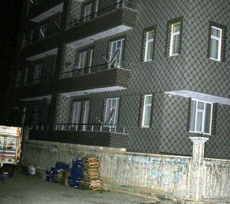 Önce kızını sonra kendini aşağı attı