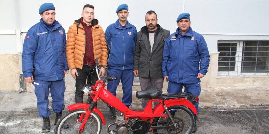 Jandarma çalıntı motosikleti sahibine teslim etti 