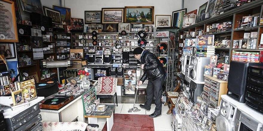 Çeyrek Asırdır Teknolojiye Direnen Kasetçi