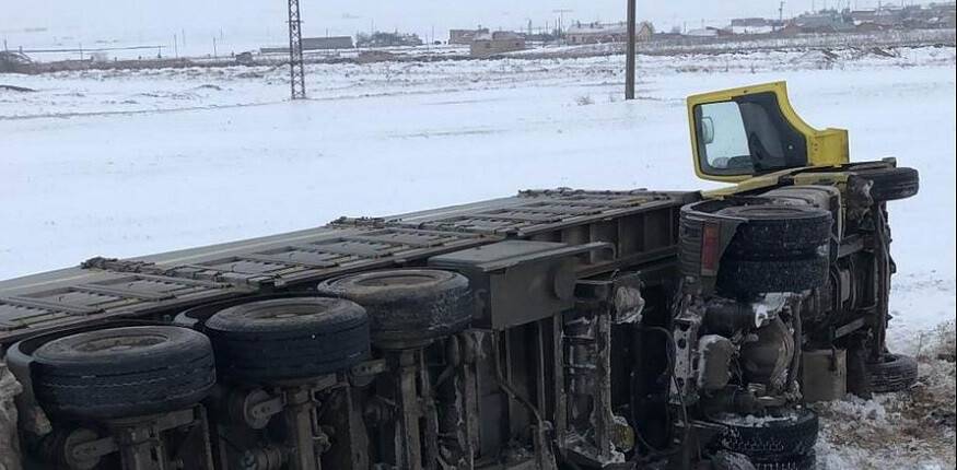 Buzlu yolda yoldan çıkan tır devrildi: 1 yaralı