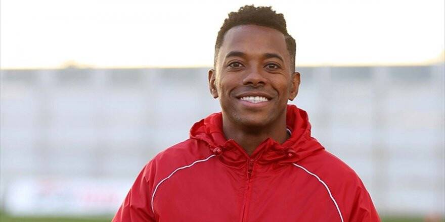 Medipol Başakşehir'den Robinho'ya İmza Töreni