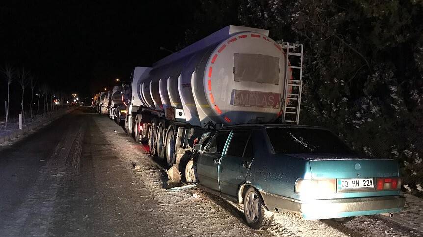 Otomobil park halindeki tankere çarptı: 1 yaralı