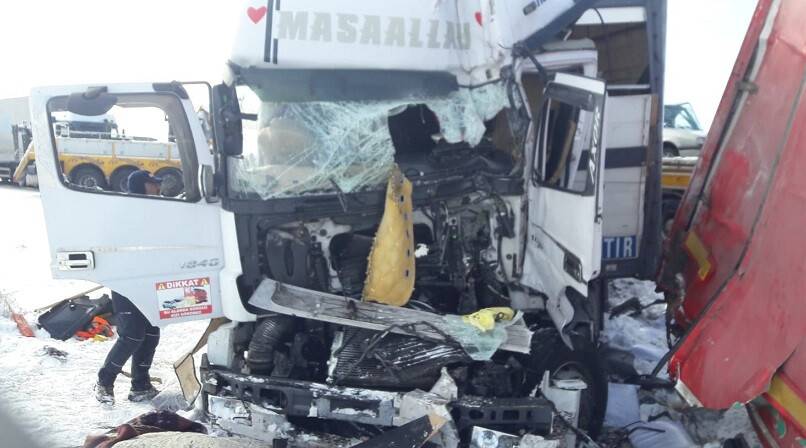 2 tır birbiriyle çarpıştı:1 yaralı