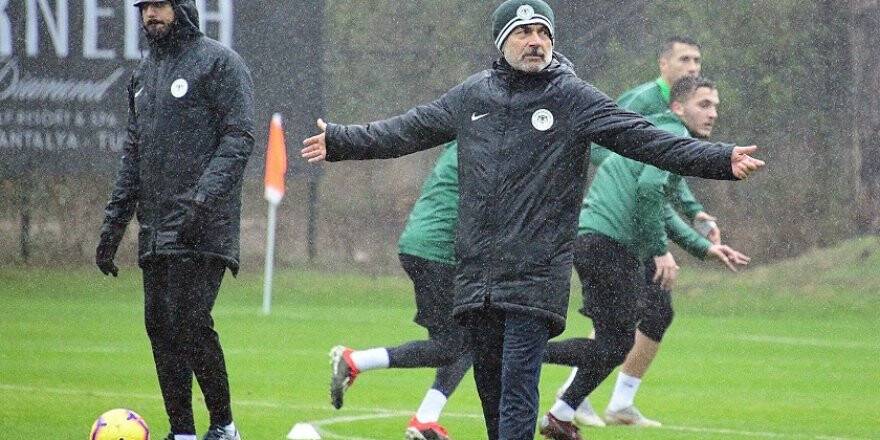 Atiker Konyaspor yağmur altında çalıştı