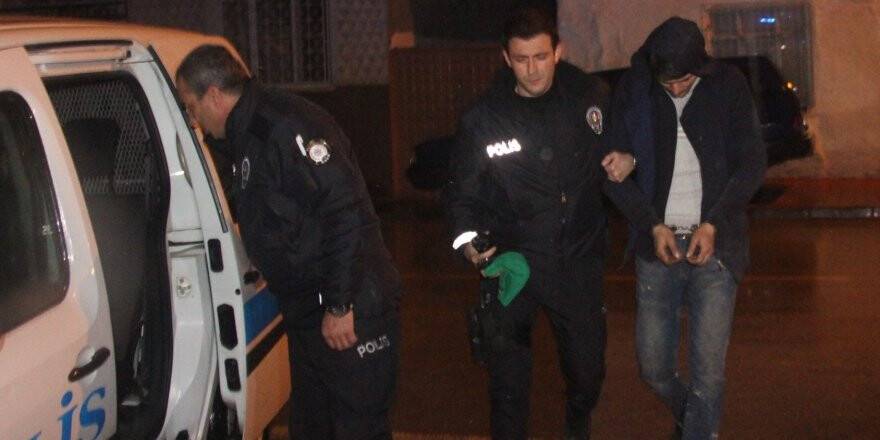 Hırsızlık için girdikleri evden kaçmak isterken polise yakalandılar 