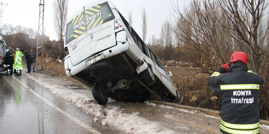 Konya'da Öğrenci Servisi, Otomobil Ve Kamyona Çarptı: 16 Yaralı