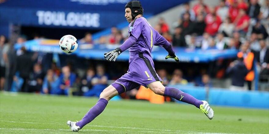 Petr Cech 'Kaskını Çıkarıyor'