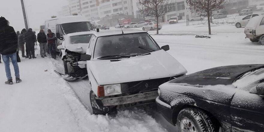 Konya’da kar ulaşımı aksatıyor