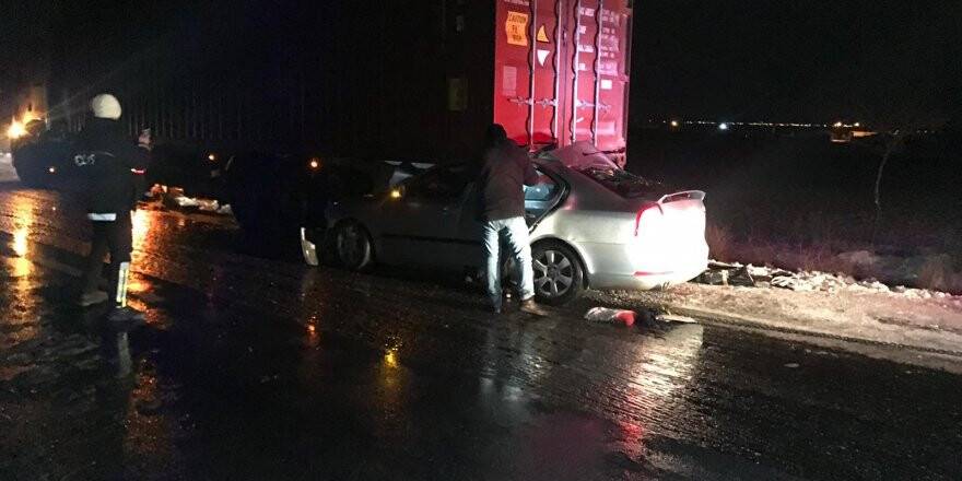 Konya'da Otomobil Tırla Çarpıştı: 4 Ölü, 2 Yaralı