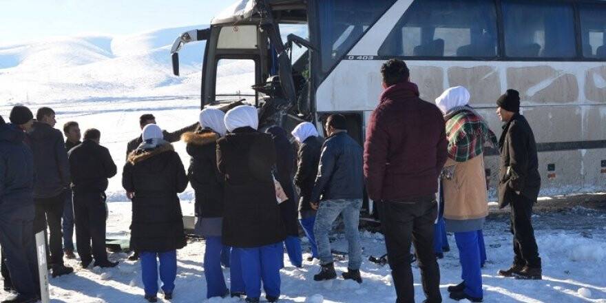 Konya’da işçi otobüsü tıra çarptı: 5 yaralı