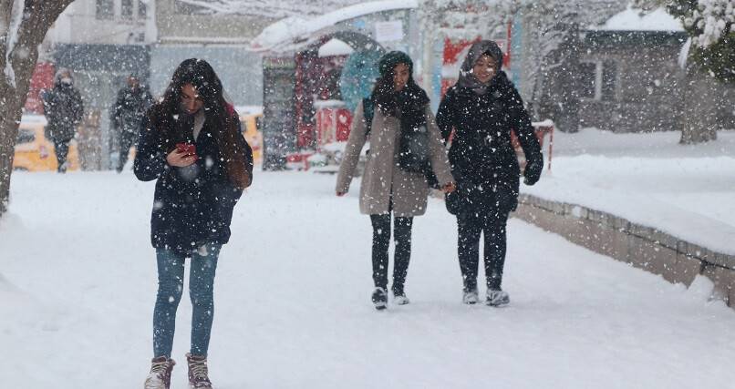 Buzlu ve karlı yollarda kayıp düşmeyi hafife almayın