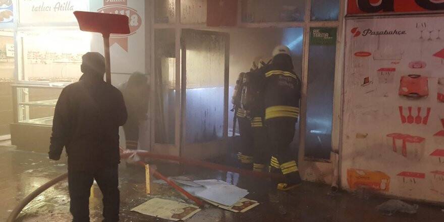 İş merkezinde yangın çıktı, tatlıcı tatlılarını kaçırdı