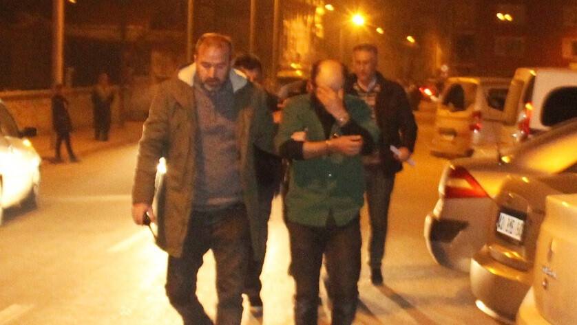 Kamyonet çalan şüpheliler polis baskınında çekyatta saklanırken yakalandı