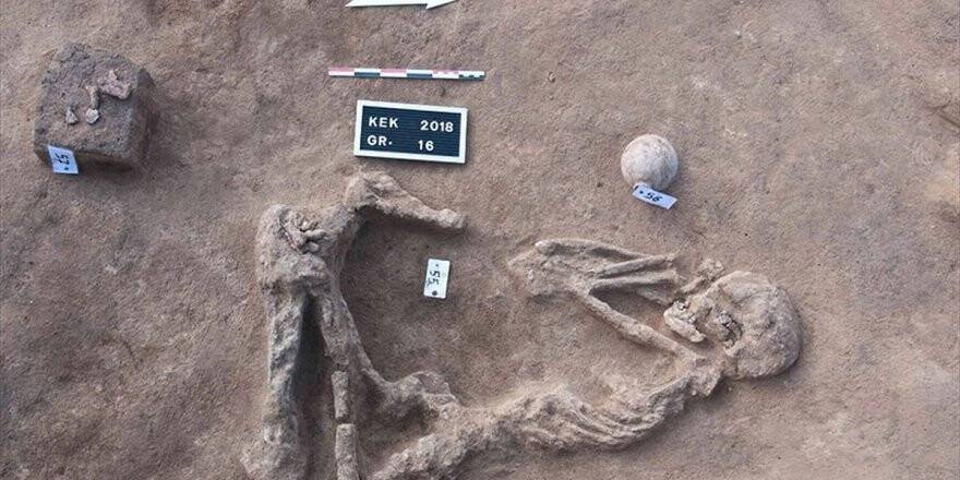 Mısır'da Hiksoslar Dönemine Ait Mezarlar Bulundu