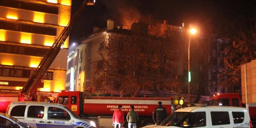 İş merkezinin çatısı alev alev yandı