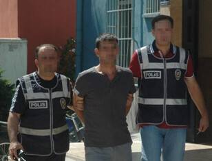 Dersi geçemeyince hocasını bıçakladı