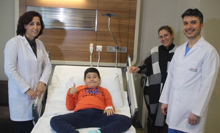 Hemofili hastası 7 yaşındaki çocuk hiçbir risk olmadan sünnet oldu
