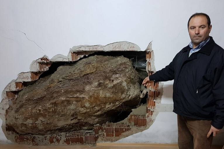 Dağdan kopan dev kaya parçası evin içinde girdi