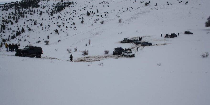 Tepsi İle Karda Kayarken Taşa Çarpınca Yaralandılar