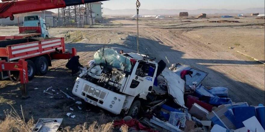 Kamyon menfeze uçtu: 4 yaralı