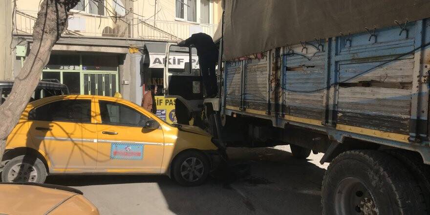 Kontrolden Çıkan Kamyon Taksi Durağına Girdi