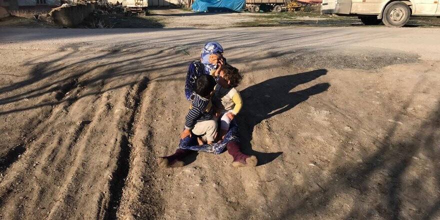 Evi yanan kadın iki çocuğuyla feryat etti 