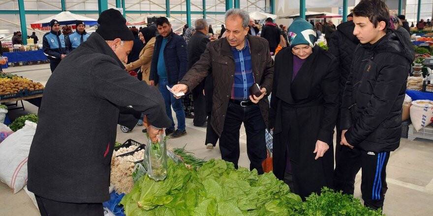 Başkan Akkaya, Yarenler Pazarında alışveriş yaptı