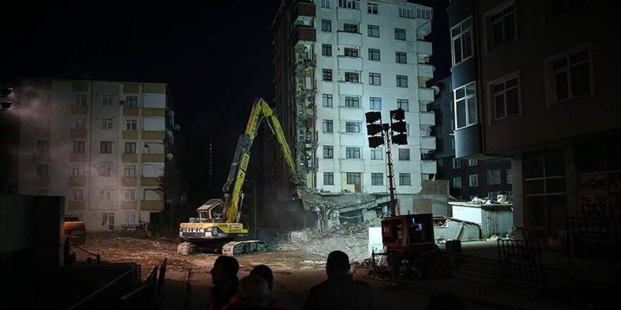 Kartal'da Riskli Binalardan İlkinin Yıkımına Başlandı