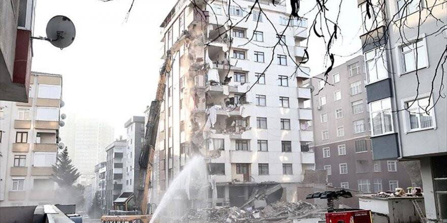 Kartal'da Riskli Binanın Yıkımı Sürüyor