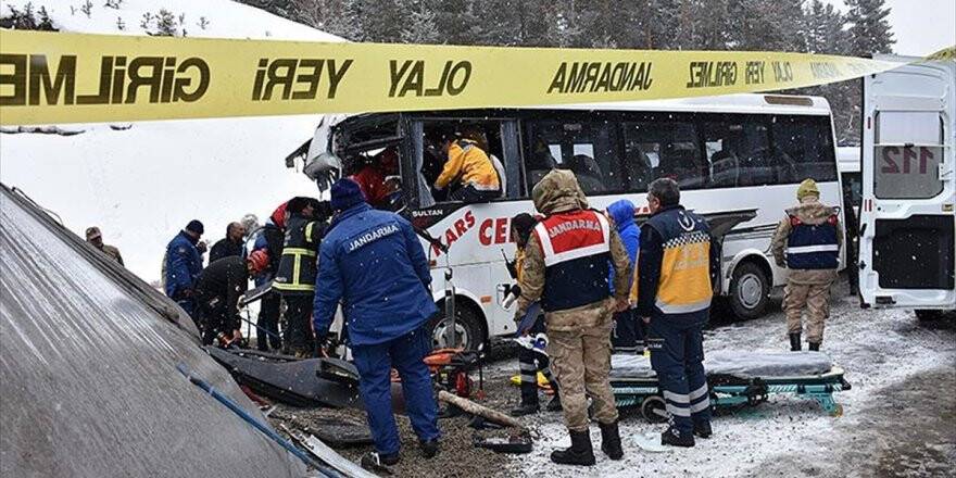 Kars'ta Trafik Kazası: 20 Yaralı