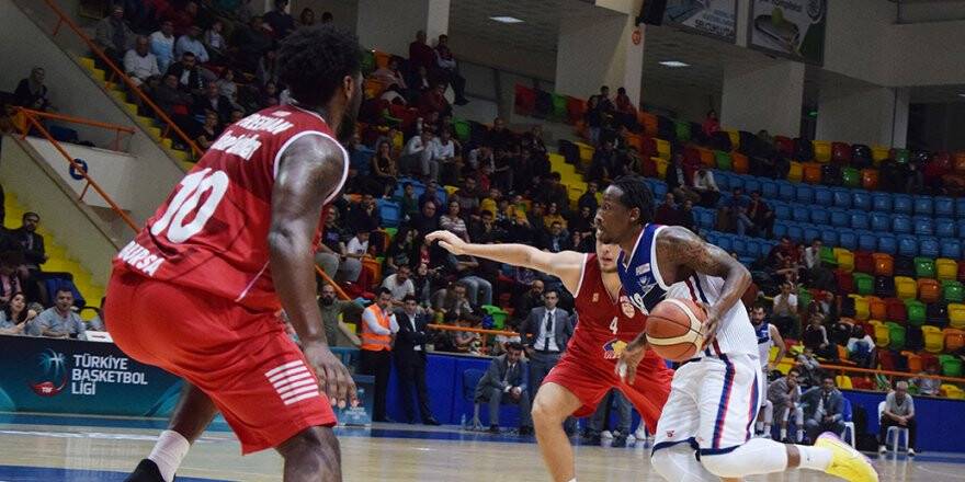 Marcus Hall gitti geldi