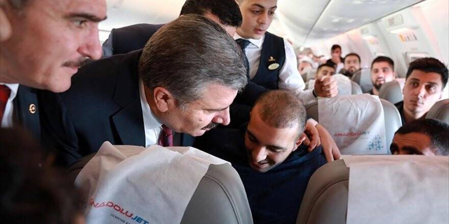 Sağlık Bakanı Koca'dan Uçakta Rahatsızlanan Yolcuya Müdahale