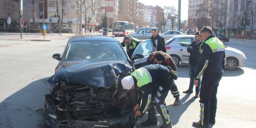 Hafif ticari araçla otomobil çarpıştı: 1 yaralı