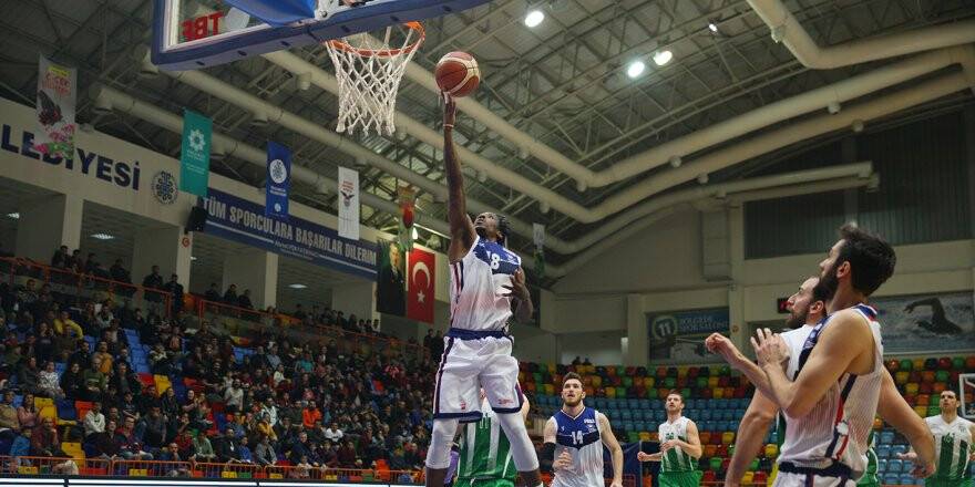 Marcus Hall'dan maç kazandıran performans