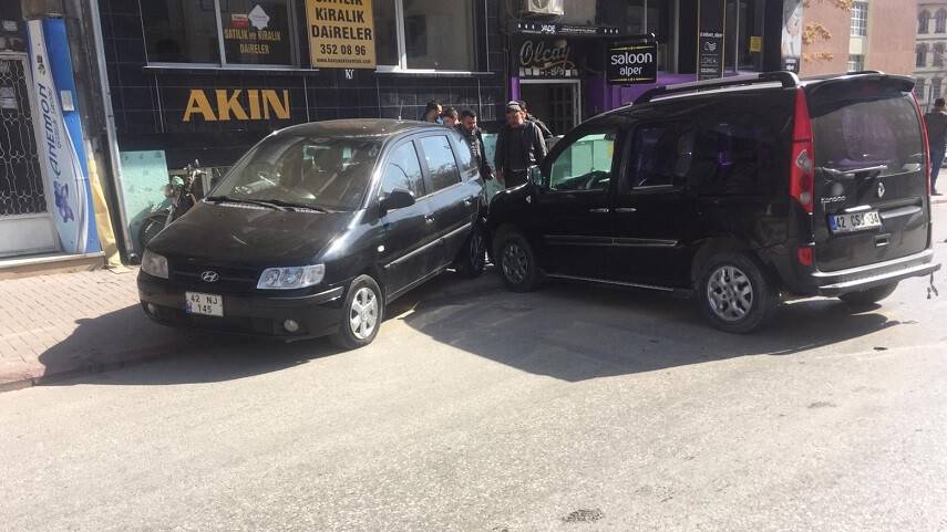 Konya'da 3 araç birbirine girdi