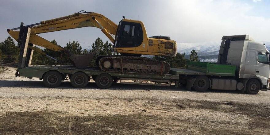 Kepçe ile kaçak kazı yaparken yakalandı